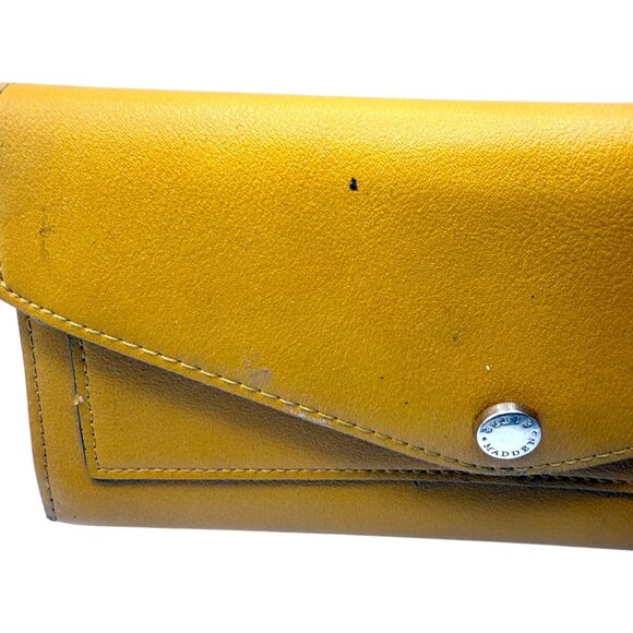 Steve Madden Yellow Leather Wallet With Snap Closure & Zipper Pocket - Picture 4 of 8